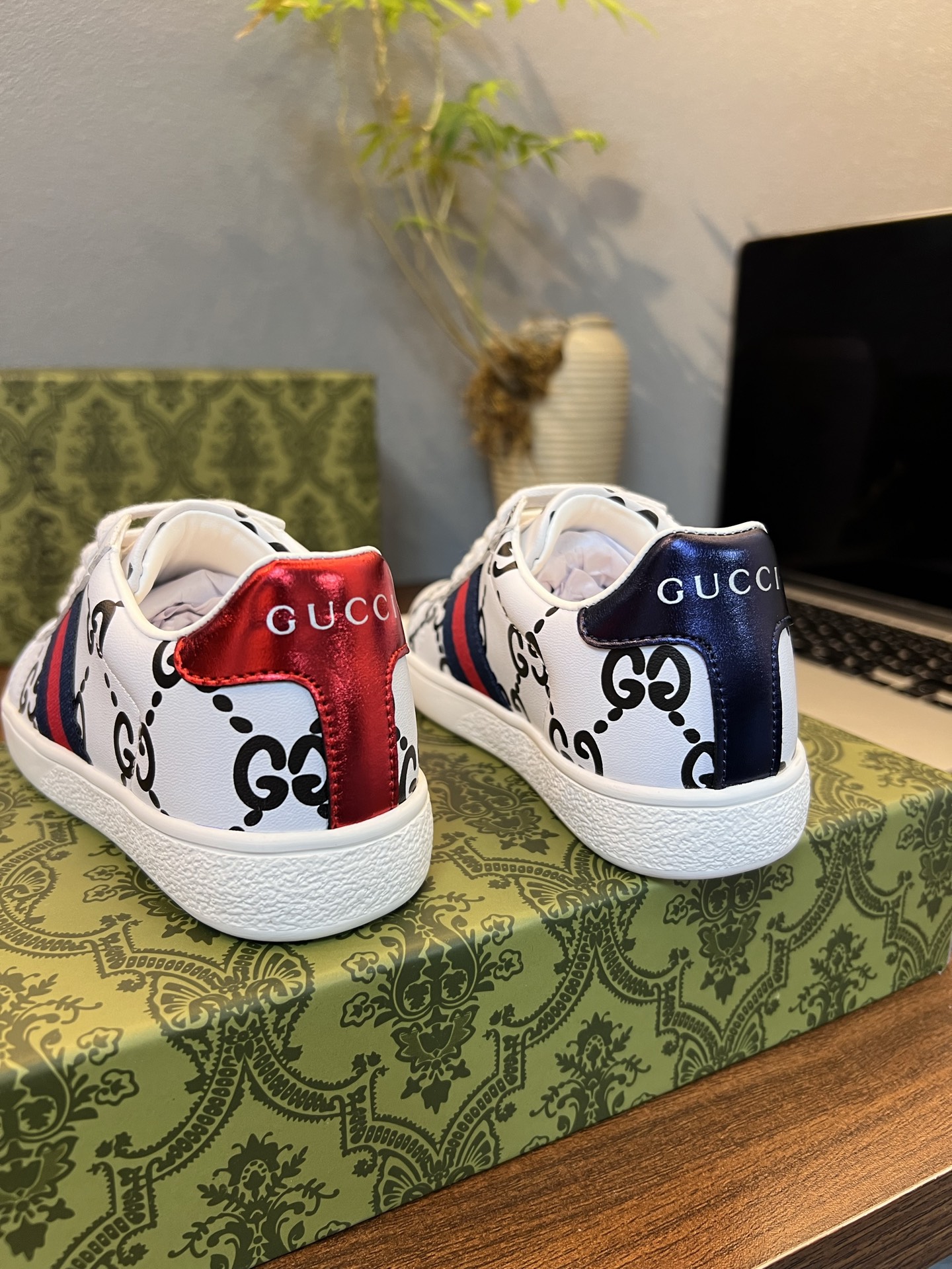 Children's shoes child